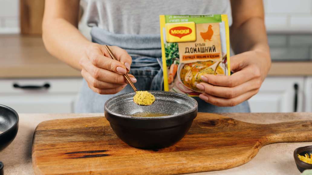 Соединить сок цитрусовых, MAGGI® Бульон домашний с курицей и цедру, сохранив часть цедры для подачи. Соединить сок цитрусовых, MAGGI® Бульон домашний с курицей и цедру, сохранив часть цедры для подачи.
