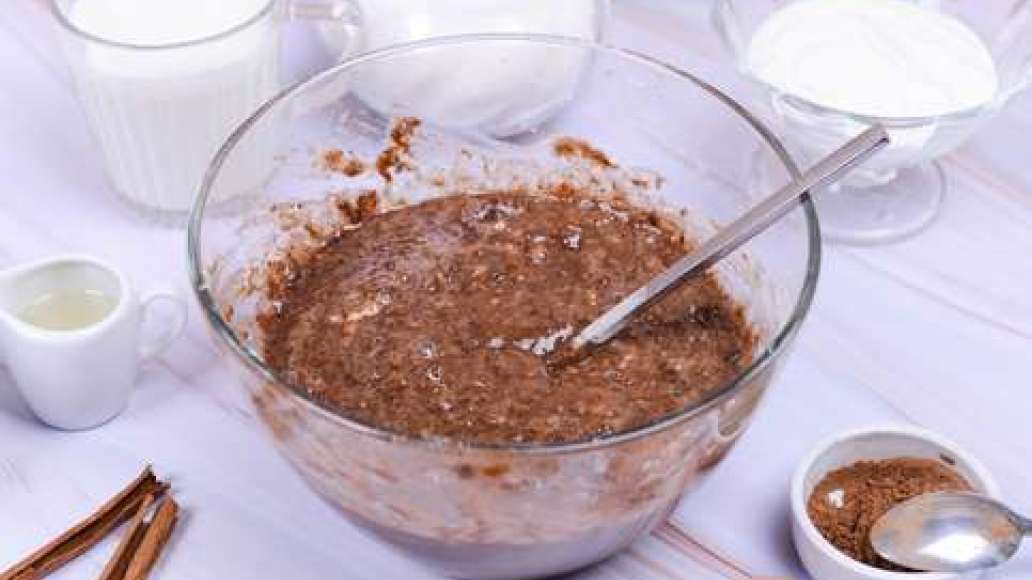Смешайте муку, какао, молоко, растительное масло и яйца. Добавьте разрыхлитель для теста, соду и оба вида сахара. Смешайте муку, какао, молоко, растительное масло и яйца. Добавьте разрыхлитель для теста, соду и оба вида сахара.