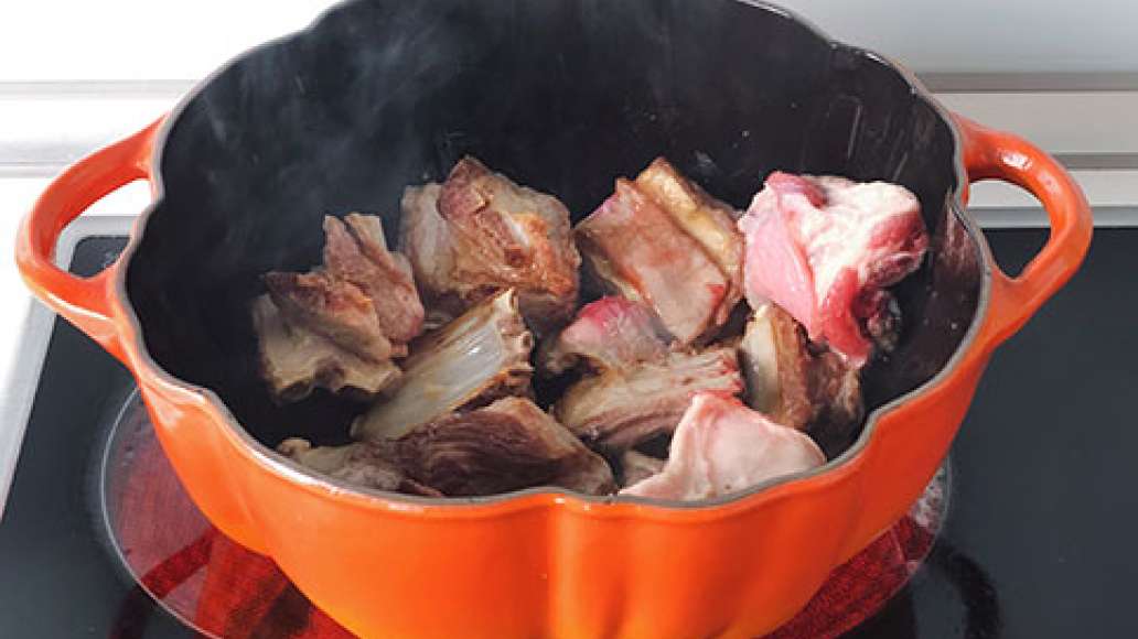 Мясо промыть и просушить бумажными полотенцами. Разрезать на кусочки по 2 ребрышка, посолить и поперчить. Разогреть сковороду с высокими полями или специальную чугунную форму вместе оливковым маслом. Когда масло будет достаточно разогрето, выложить аккура Мясо промыть и просушить бумажными полотенцами. Разрезать на кусочки по 2 ребрышка, посолить и поперчить. Разогреть сковороду с высокими полями или специальную чугунную форму вместе оливковым маслом. Когда масло будет достаточно разогрето, выложить аккура