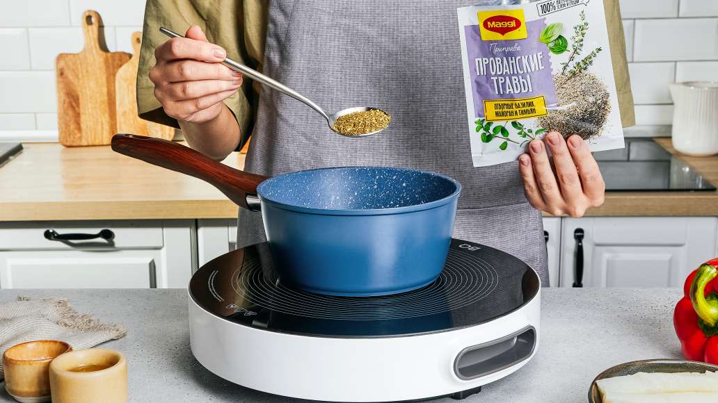 MAGGI® Прованские травы тщательно перемешать с 200 мл сливок и 50 мл
воды. Довести до кипения и снять с огня. MAGGI® Прованские травы тщательно перемешать с 200 мл сливок и 50 мл
воды. Довести до кипения и снять с огня.
