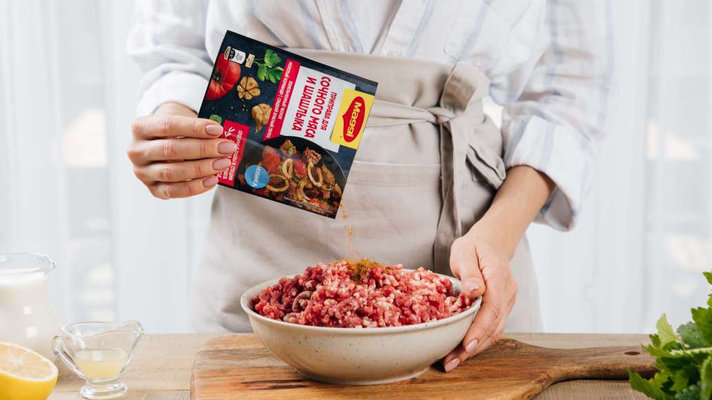 Для кебабов соединить жирный бараний фарш с MAGGI® Приправой для сочного мяса и шашлыка. Тщательно перемешать и как следует вымешивать в течение 10 минут. Для кебабов соединить жирный бараний фарш с MAGGI® Приправой для сочного мяса и шашлыка. Тщательно перемешать и как следует вымешивать в течение 10 минут.