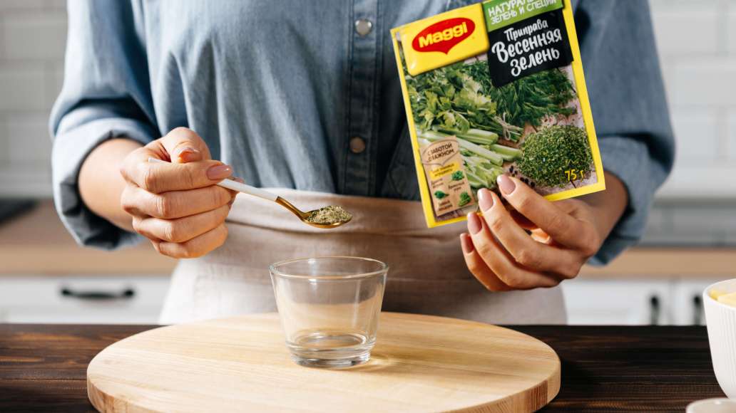В отдельной ёмкости смешать MAGGI® Приправа Весенняя зелень с горячей водой, оставить на три минуты. В отдельной ёмкости смешать MAGGI® Приправа Весенняя зелень с горячей водой, оставить на три минуты.