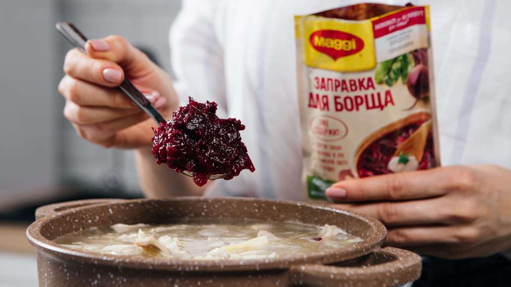 За 5 минут до готовности добавить MAGGI® Заправку для борща. Снять борщ с огня и дать настояться под крышкой в течение 30 минут. Подавать со сметаной, украсив свежей ароматной зеленью. За 5 минут до готовности добавить MAGGI® Заправку для борща. Снять борщ с огня и дать настояться под крышкой в течение 30 минут. Подавать со сметаной, украсив свежей ароматной зеленью.