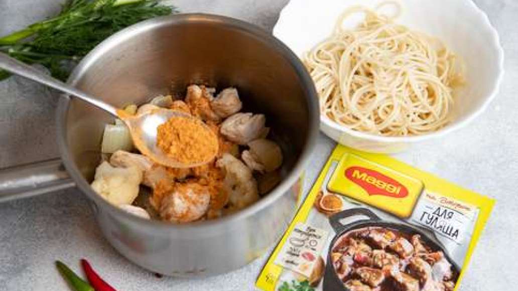 ДобавитьMAGGI® НА ВТОРОЕ для гуляша, воду, острый перец нарезанный колечками, помидоры в собственном соку. Тушить до готовности.