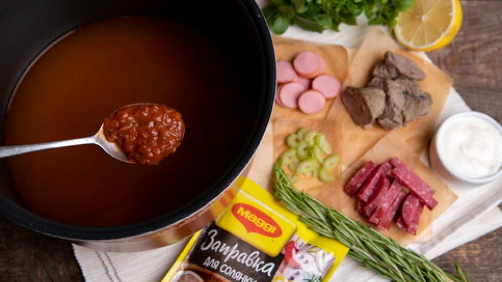 За пять минут до готовности добавить MAGGI® Заправка для солянки, розмарин, тимьян, сосиски, мясо и нарезанную зелень. Довести до полной готовности, проверить на соль и довести до нужного вкуса. За пять минут до готовности добавить MAGGI® Заправка для солянки, розмарин, тимьян, сосиски, мясо и нарезанную зелень. Довести до полной готовности, проверить на соль и довести до нужного вкуса.