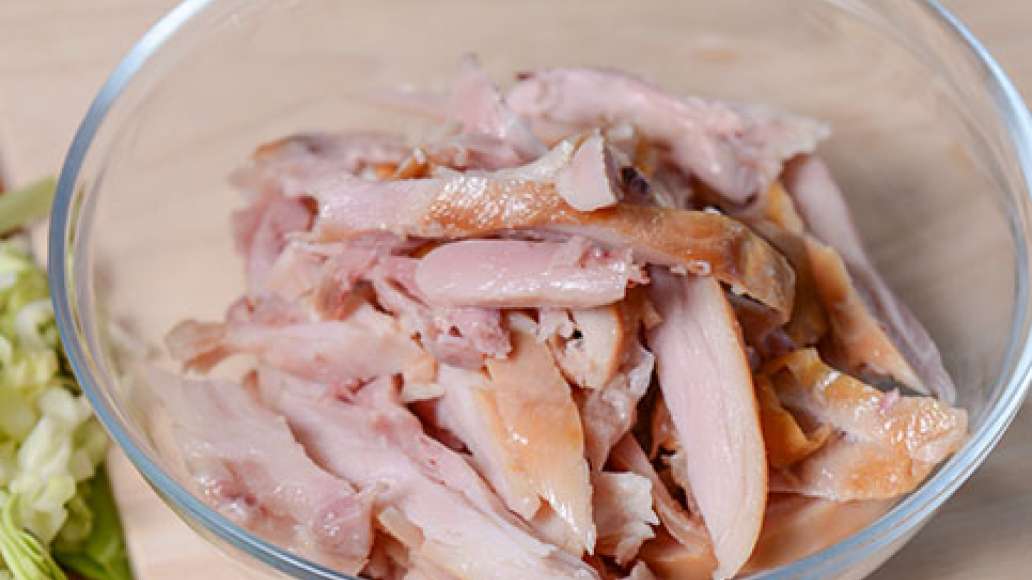 Снимите с курицы кожицу и нарежьте небольшими кусочками. Нарежьте помидоры и огурцы небольшими кусочками или соломкой. Снимите с курицы кожицу и нарежьте небольшими кусочками. Нарежьте помидоры и огурцы небольшими кусочками или соломкой.