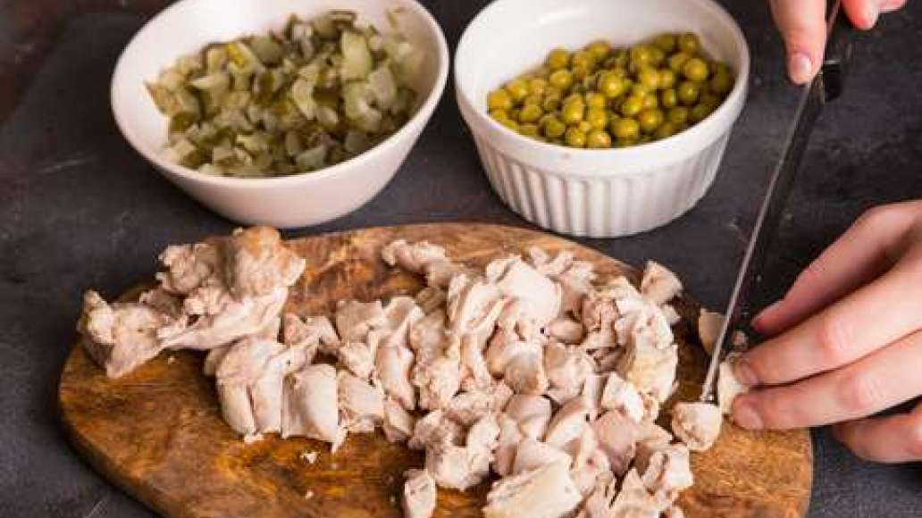 Остудить отваренные овощи, очистить и нарезать кубиками. Курицу нарезать. Отварить яйца вкрутую, остудить, очистить и нарезать кубиками.