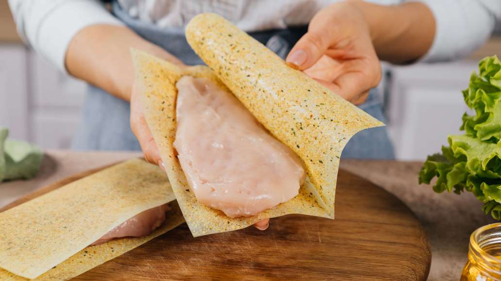 Куриное филе отбить до толщины 1,5-2 см. Выложить на развернутые листы MAGGI® НА ВТОРОЕ для нежного филе куриной грудки с чесноком и травами. Накрыть мясо свободными половинками листов и прижать рукой. Куриное филе отбить до толщины 1,5-2 см. Выложить на развернутые листы MAGGI® НА ВТОРОЕ для нежного филе куриной грудки с чесноком и травами. Накрыть мясо свободными половинками листов и прижать рукой.