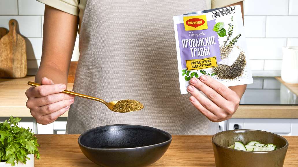 Приготовить заправку: смешать MAGGI® Прованские травы с 3 ст.л. горячей
воды, дать настояться 2 минуты, добавить масло и винный уксус. Приготовить заправку: смешать MAGGI® Прованские травы с 3 ст.л. горячей
воды, дать настояться 2 минуты, добавить масло и винный уксус.