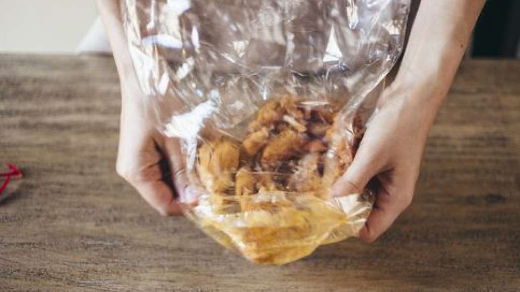 Куриное филе нарезать кусочками.
Достать пакет для запекания, развернуть, удалить стикер.
Положить филе в пакет, добавить почти всю смесь для приготовления курицы.
Закрыть зажимом на расстоянии 6-8 см от края пакета и аккуратно распределить смесь внутр Куриное филе нарезать кусочками.
Достать пакет для запекания, развернуть, удалить стикер.
Положить филе в пакет, добавить почти всю смесь для приготовления курицы.
Закрыть зажимом на расстоянии 6-8 см от края пакета и аккуратно распределить смесь внутр