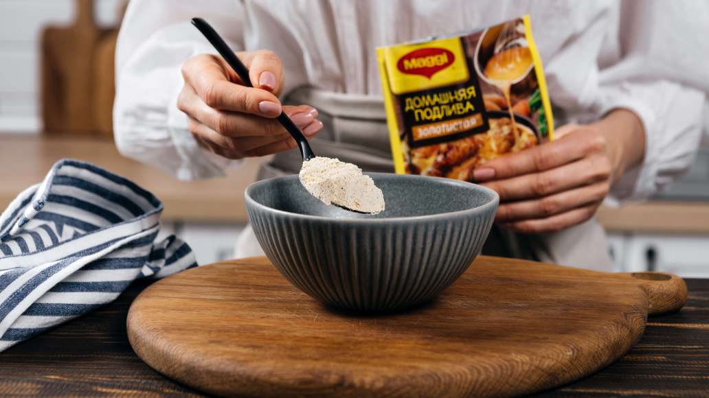 В отдельной емкости смешать MAGGI® Подливу домашнюю золотистую со сливками и водой. Влить подливу поверх тефтелей. Довести до кипения и тушить на слабом огне 5 минут под крышкой, затем снять с огня. В отдельной емкости смешать MAGGI® Подливу домашнюю золотистую со сливками и водой. Влить подливу поверх тефтелей. Довести до кипения и тушить на слабом огне 5 минут под крышкой, затем снять с огня.