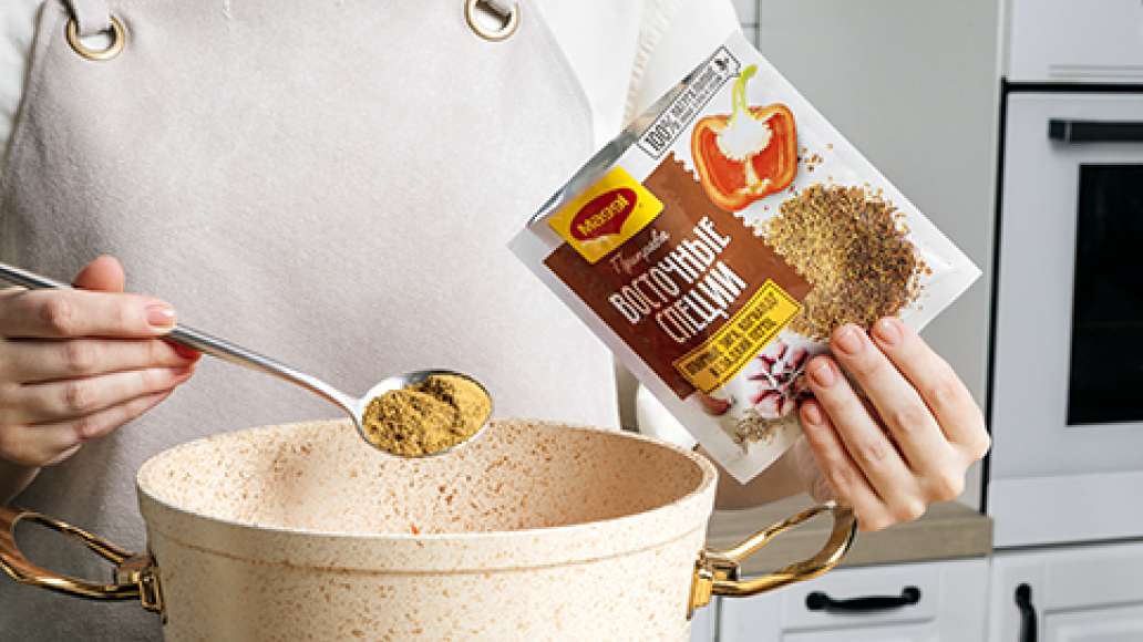 В шурпу добавить MAGGI® Восточные специи. Довести до кипения и варить 5
минут. Выключить плиту и настоять 10 минут.