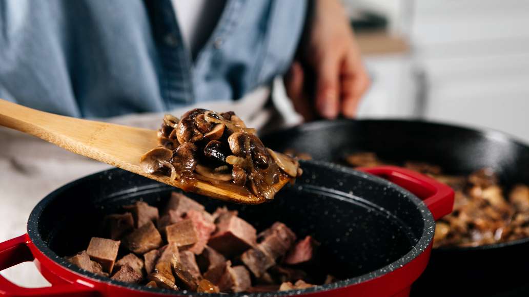 Духовку разогреть до 150 °C. Лук нарезать тонкими полукольцами, грибы — небольшими пластинками. Измельчить кинзу. Обжарить лук с грибами на раскалённом растительном масле до золотистого цвета. Переложить к языку. Духовку разогреть до 150 °C. Лук нарезать тонкими полукольцами, грибы — небольшими пластинками. Измельчить кинзу. Обжарить лук с грибами на раскалённом растительном масле до золотистого цвета. Переложить к языку.