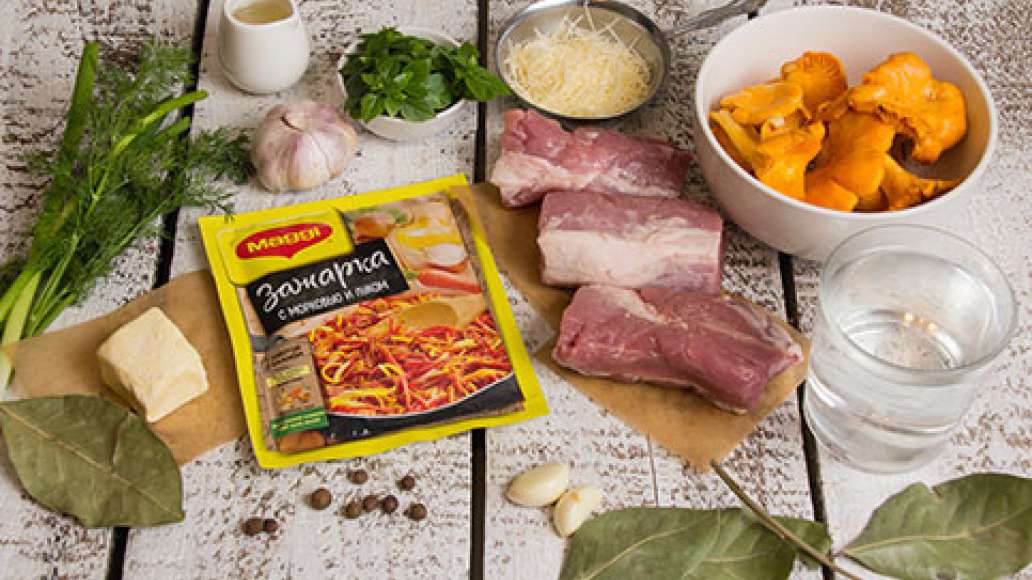 Мясо вымыть, обсушить и нарезать ломтиками. Лисички перебрать, протереть влажной салфеткой, крупные разрезать вдоль пополам. Чеснок пропустить через пресс. Укроп, зеленый лук и базилик мелко нарезать. Сыр натереть на терке. Мясо вымыть, обсушить и нарезать ломтиками. Лисички перебрать, протереть влажной салфеткой, крупные разрезать вдоль пополам. Чеснок пропустить через пресс. Укроп, зеленый лук и базилик мелко нарезать. Сыр натереть на терке.