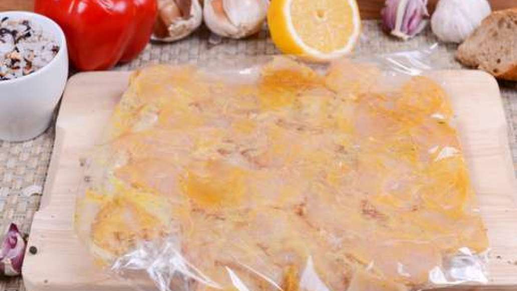 Закройте рукав с одной стороны клипсой, положите его на противень. Выложите мясо в рукав и закройте его со второй стороны. Закройте рукав с одной стороны клипсой, положите его на противень. Выложите мясо в рукав и закройте его со второй стороны.