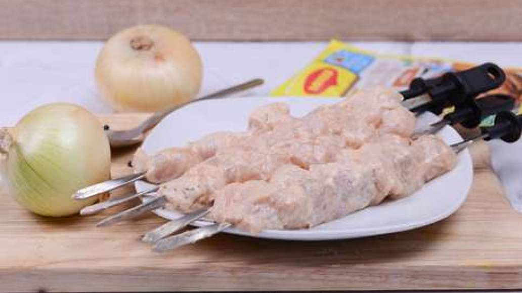Сформируйте шашлыки из замариновавшегося мяса: нанизывайте кусочки на шампуры, чередуя их с луком. Поставьте шампуры в электрошашлычницу по инструкции. Сформируйте шашлыки из замариновавшегося мяса: нанизывайте кусочки на шампуры, чередуя их с луком. Поставьте шампуры в электрошашлычницу по инструкции.