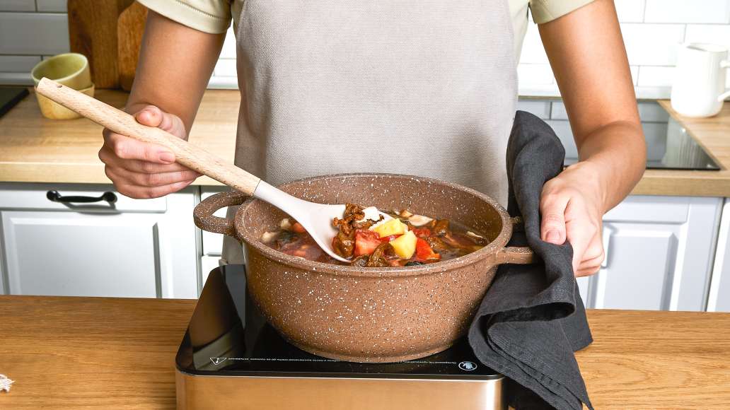 Добавить нарезанный кубиками картофель и отжатые от воды грибы. Варить до
готовности картофеля. Добавить нарезанный кубиками картофель и отжатые от воды грибы. Варить до
готовности картофеля.