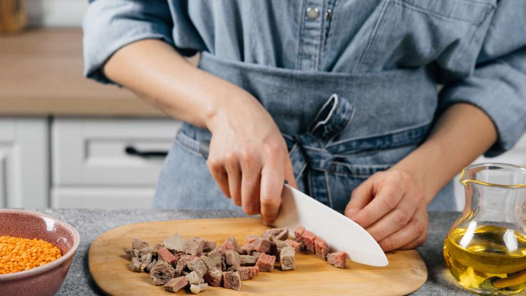 Отварное мясо вынуть из бульона и нарезать небольшими кусочками или разобрать на волокна.