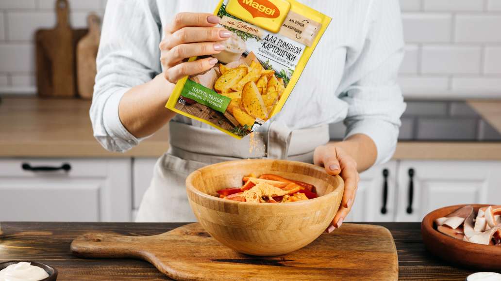 Смешать овощи с содержимым пачки MAGGI® НА ВТОРОЕ для румяной картошечки по-деревенски с соусом Тартар «для картошки» с добавлением 1 ст. л. растительного масла. Выложить на противень, застеленный пергаментом. Смешать овощи с содержимым пачки MAGGI® НА ВТОРОЕ для румяной картошечки по-деревенски с соусом Тартар «для картошки» с добавлением 1 ст. л. растительного масла. Выложить на противень, застеленный пергаментом.