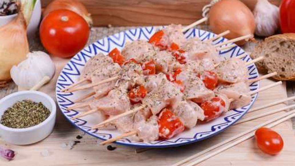 Сформируйте шашлычки: нанизывайте на шпажки поочередно мясо и помидоры черри. Смажьте маслом форму для выпекания, выложите в неё шпажки. Сформируйте шашлычки: нанизывайте на шпажки поочередно мясо и помидоры черри. Смажьте маслом форму для выпекания, выложите в неё шпажки.