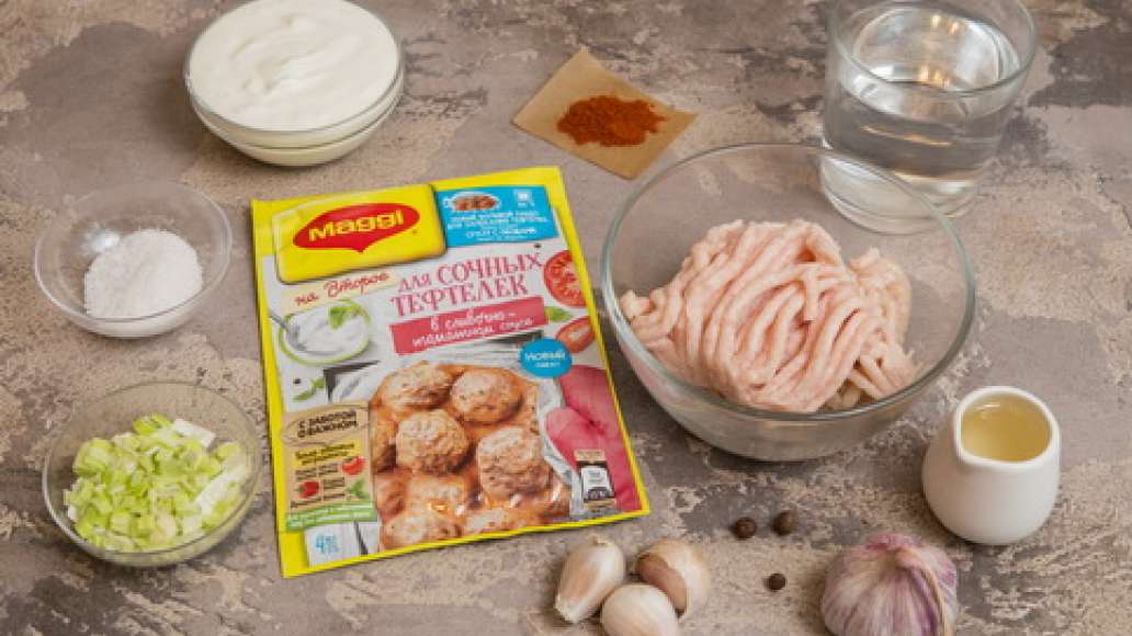 Лук порей нарезать кубиками.