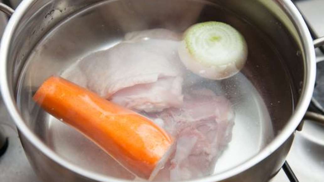 Подготовить ингредиенты для куриного супа. Бедра залить 2 литрами воды, добавить в кастрюлю очищенную луковицу и морковь. Подготовить ингредиенты для куриного супа. Бедра залить 2 литрами воды, добавить в кастрюлю очищенную луковицу и морковь.