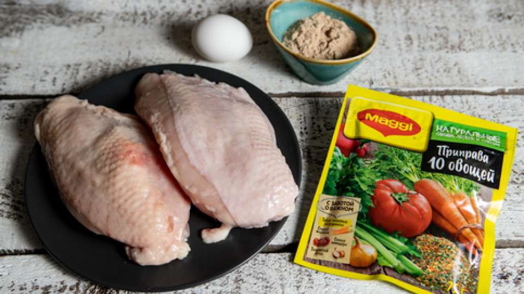 Вымыть куриные грудки и обсушить бумажными полотенцами. Вымыть яйцо. Вымыть куриные грудки и обсушить бумажными полотенцами. Вымыть яйцо.