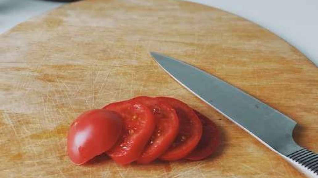 Томаты нарезать сначала кружочками, а затем кубиками. 