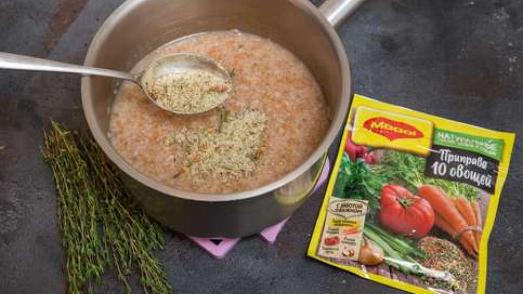 Влить воду в кастрюлю с крупой,добавить MAGGI® Приправа 10 овощей и варить под крышкой при слабом кипении примерно 20 минут. Влить воду в кастрюлю с крупой,добавить MAGGI® Приправа 10 овощей и варить под крышкой при слабом кипении примерно 20 минут.