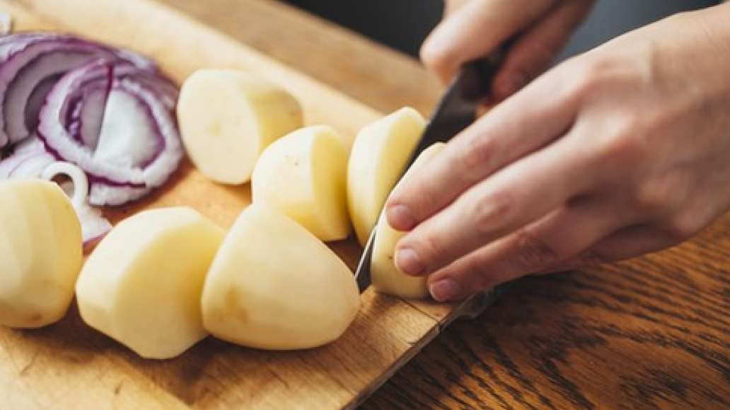 Лук нарезать полукольцами. Картофель очистить и крупно нарезать.
