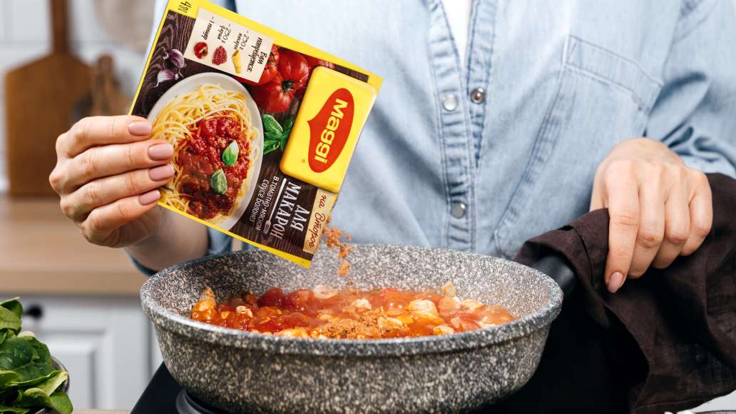 Тщательно перемешать и довести до кипения. Добавить MAGGI® НА ВТОРОЕ для макарон в томатно-мясном соусе болонез, перемешать и убавить огонь до умеренного. Тушить, не накрывая крышкой, до загустения. Тщательно перемешать и довести до кипения. Добавить MAGGI® НА ВТОРОЕ для макарон в томатно-мясном соусе болонез, перемешать и убавить огонь до умеренного. Тушить, не накрывая крышкой, до загустения.