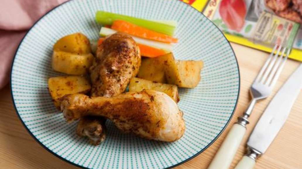 Картофель с курицей в духовке готов! Подавать с овощными палочками. Приятного аппетита!