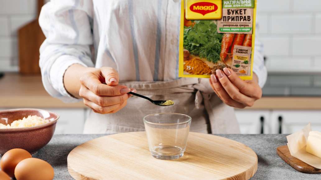 В отдельной ёмкости смешать горячую воду с MAGGI® Приправа универсальная Букет приправ и оставить на 3 минуты. Добавить лёгкий майонез и тщательно перемешать. В отдельной ёмкости смешать горячую воду с MAGGI® Приправа универсальная Букет приправ и оставить на 3 минуты. Добавить лёгкий майонез и тщательно перемешать.