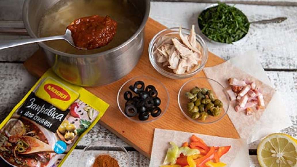 За пять минут до готовности добавить MAGGI® Заправка для солянки, нарезанную зелень. Готовую нарезанную курицу, маслины, бекон и каперсы добавляем и помешиваем. Довести до полной готовности, проверить на соль и довести до нужного вкуса.