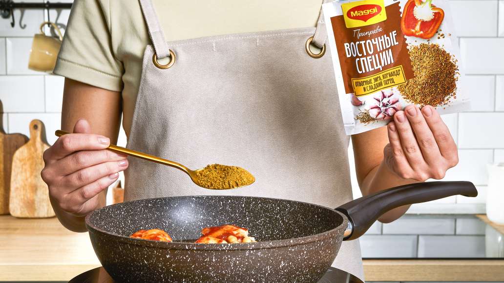 Влить воду, добавить нут и MAGGI® Восточные специи. Довести все до
кипения, уменьшить огонь, накрыть крышкой и тушить 45 мин., до готовности
нута и курицы. Если необходимо, влить еще воды. Влить воду, добавить нут и MAGGI® Восточные специи. Довести все до
кипения, уменьшить огонь, накрыть крышкой и тушить 45 мин., до готовности
нута и курицы. Если необходимо, влить еще воды.