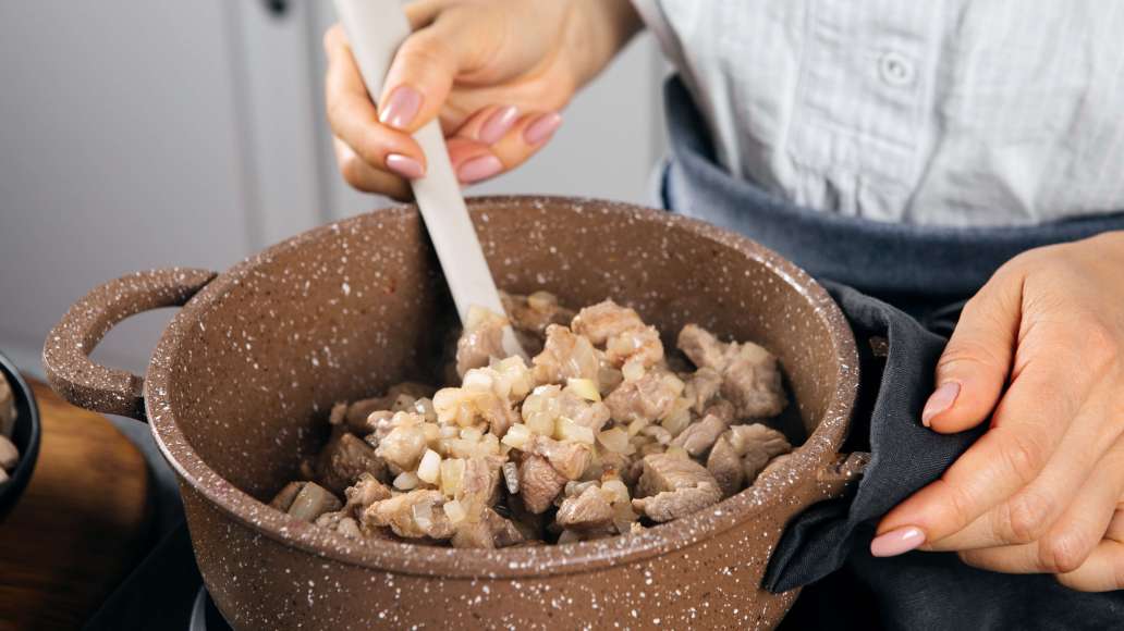 Разогреть масло в большом сотейнике. Обжарить мясо с луком в течение 5 минут. Разогреть масло в большом сотейнике. Обжарить мясо с луком в течение 5 минут.