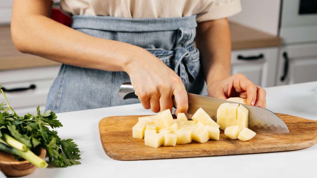 Картофель очистить и нарезать средним кубиком. Картофель очистить и нарезать средним кубиком.