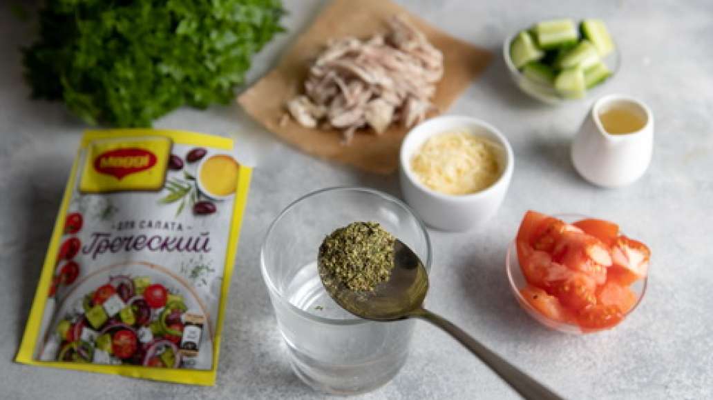 Помидоры и огурцы нарезать кубиками. Отделить куриное мясо от костей, филе разобрать на волокна. В небольшой емкости соединить 3 ст. л. горячей воды и MAGGI® Приправа Весенняя зелень, оставить на 3 – 5 минут. Добавить 5 ст. л. растительного масла и тщател Помидоры и огурцы нарезать кубиками. Отделить куриное мясо от костей, филе разобрать на волокна. В небольшой емкости соединить 3 ст. л. горячей воды и MAGGI® Приправа Весенняя зелень, оставить на 3 – 5 минут. Добавить 5 ст. л. растительного масла и тщател