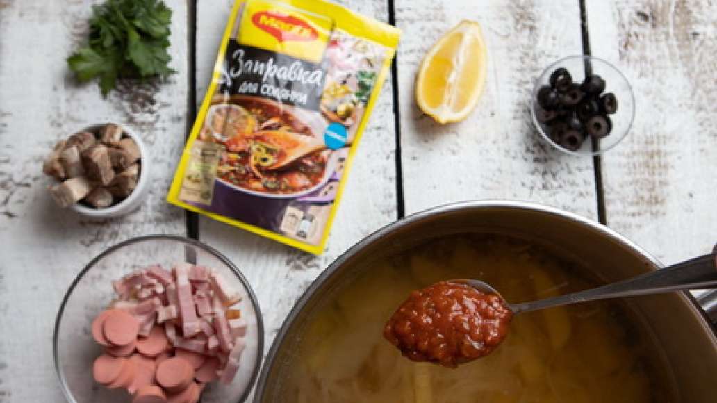 За пять минут до готовности добавить MAGGI® Заправка для солянки, нарезанную зелень и сосиски с лимоном. Довести до полной готовности, проверить на соль и довести до нужного вкуса. За пять минут до готовности добавить MAGGI® Заправка для солянки, нарезанную зелень и сосиски с лимоном. Довести до полной готовности, проверить на соль и довести до нужного вкуса.