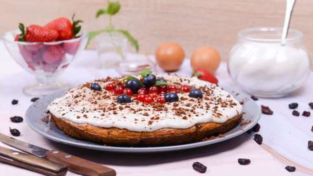 Украсьте изюмом и торт готов.