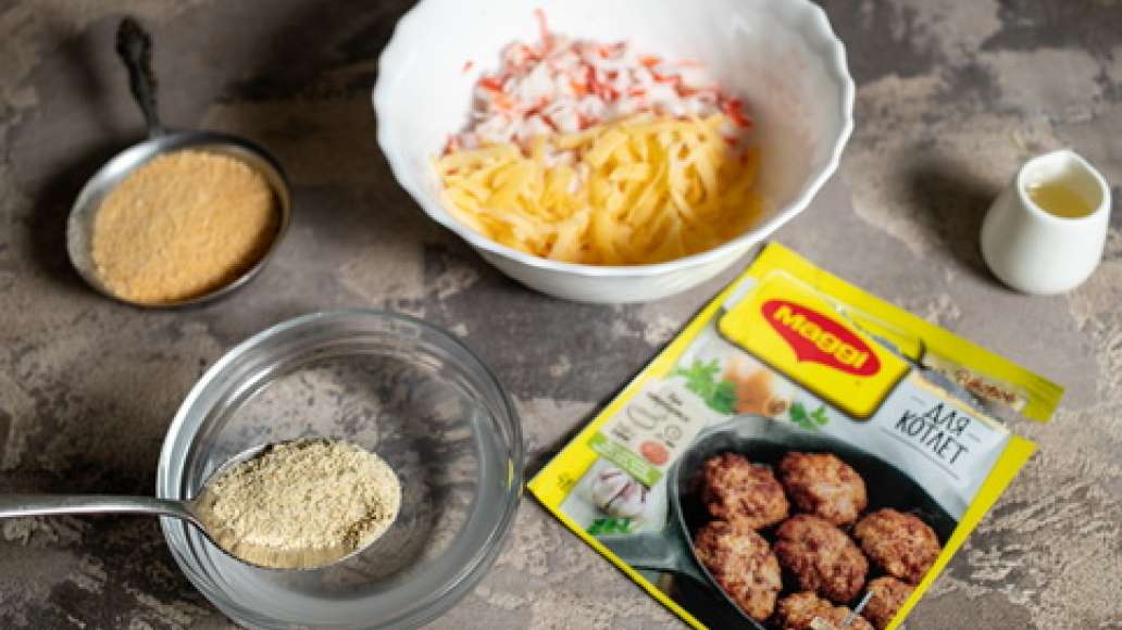 Упаковку MAGGI® НА ВТОРОЕ для котлет залить водой и оставить на 2 минуты набухнуть. Натереть сыр. Измельчить крабовые палочки. Соединить все ингредиенты, добавить яйцо и манку и перемешать. Сформировать небольшие круглые котлеты. 