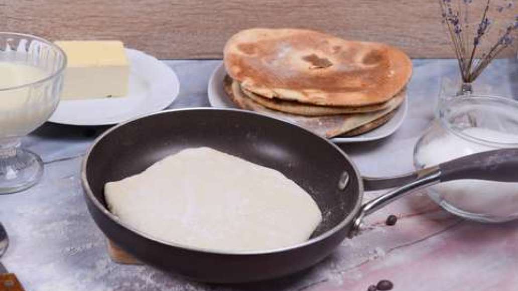 Посыпьте рабочую поверхность мукой и раскатайте каждую часть в круглый пласт размером с имеющуюся сковородку. Обжарьте каждый пласт на сухой сковороде с двух сторон. Готовность определяется по цвету. Обрежьте все коржи по шаблону, например, по тарелке. Об Посыпьте рабочую поверхность мукой и раскатайте каждую часть в круглый пласт размером с имеющуюся сковородку. Обжарьте каждый пласт на сухой сковороде с двух сторон. Готовность определяется по цвету. Обрежьте все коржи по шаблону, например, по тарелке. Об