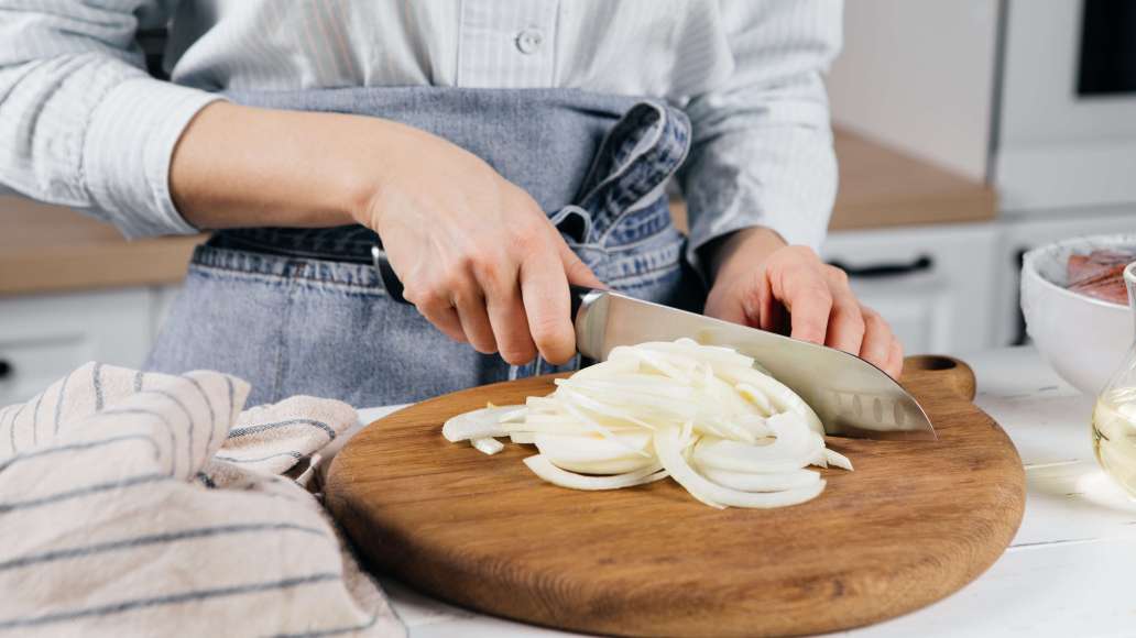 Накрыть емкость с мясом пищевой пленкой и оставить на 30 минут при комнатной температуре. Крупную луковицу очистить, нарезать полукольцами толщиной 1,5 мм.