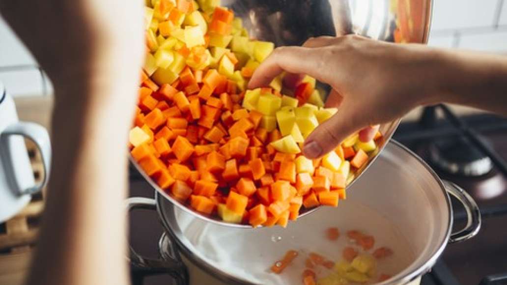В небольшую кастрюлю налить 3-4 стакана воды, добавить соль по вкусу, довести до кипения и запустить нарезанные кубиками овощи (картофель и морковь). Варить на умеренном огне 10-12 минут. Готовые овощи промыть холодной кипяченой водой и выложить на бумажн