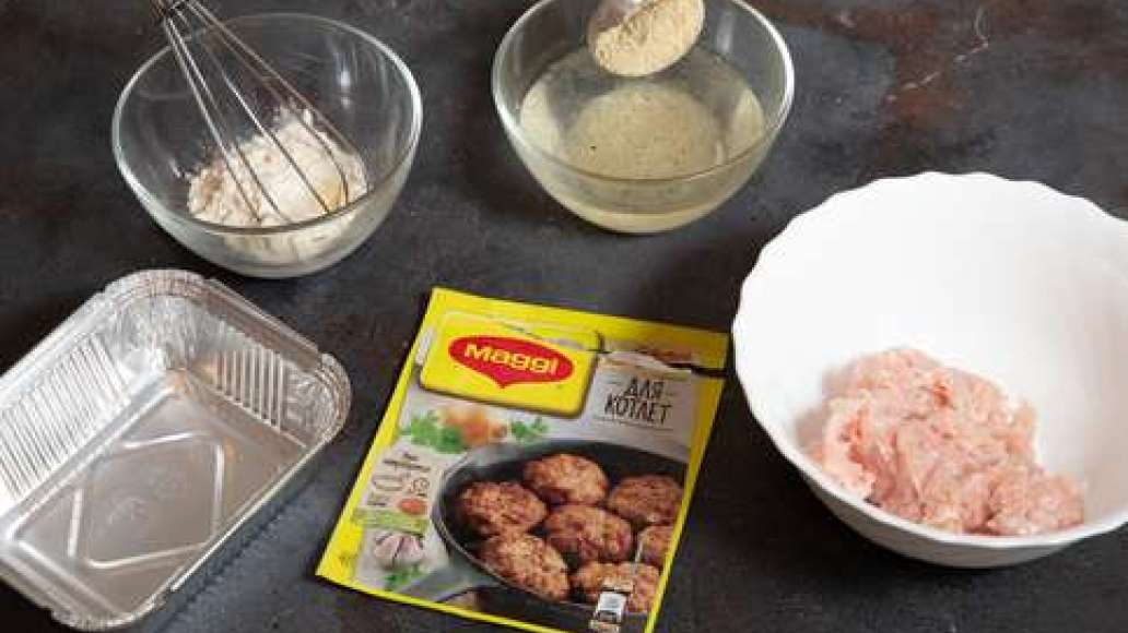 Содержимое упаковки MAGGI® НА ВТОРОЕ для котлет залить водой и оставить на 2 минуты набухнуть. Соединить с фаршем и тщательно перемешать. Насыпать в сметану муку и взбить. Содержимое упаковки MAGGI® НА ВТОРОЕ для котлет залить водой и оставить на 2 минуты набухнуть. Соединить с фаршем и тщательно перемешать. Насыпать в сметану муку и взбить.