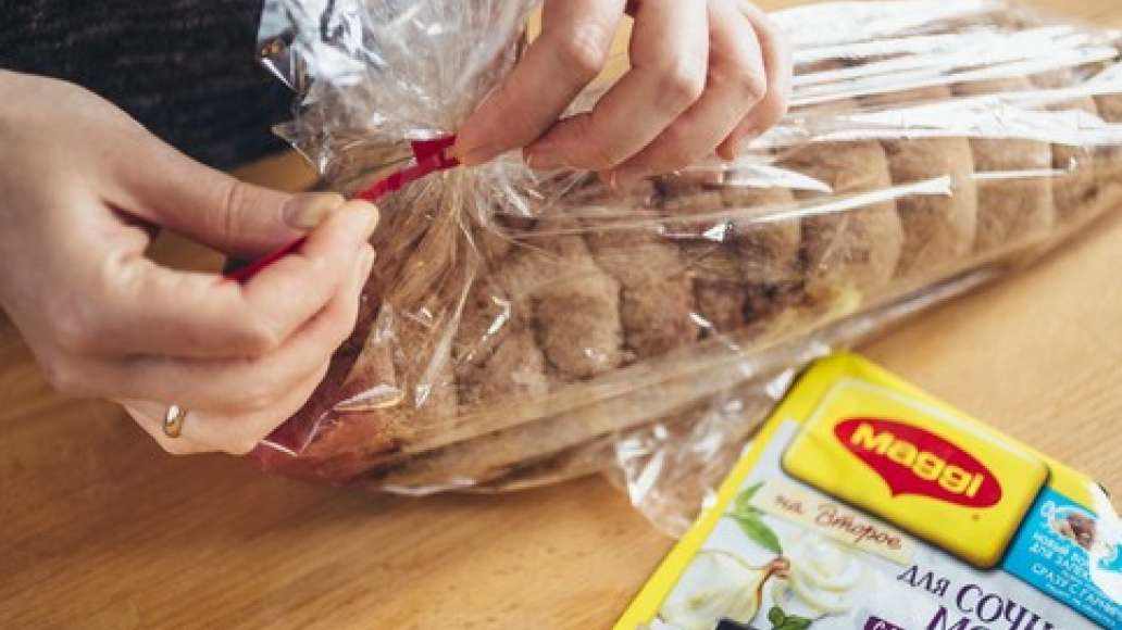 Высыпать в пакет MAGGI® Приправа для сочного мяса и шашлыка
. Высыпать в пакет MAGGI® Приправа для сочного мяса и шашлыка
.