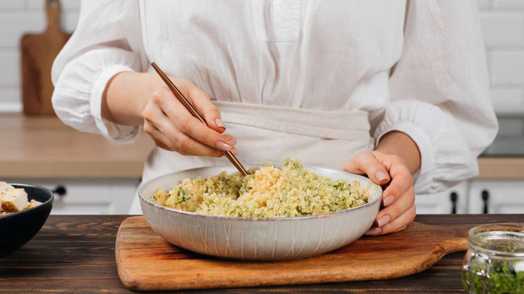 Заправить по вкусу соусом песто приготовленный булгур. Хорошо перемешать. Заправить по вкусу соусом песто приготовленный булгур. Хорошо перемешать.