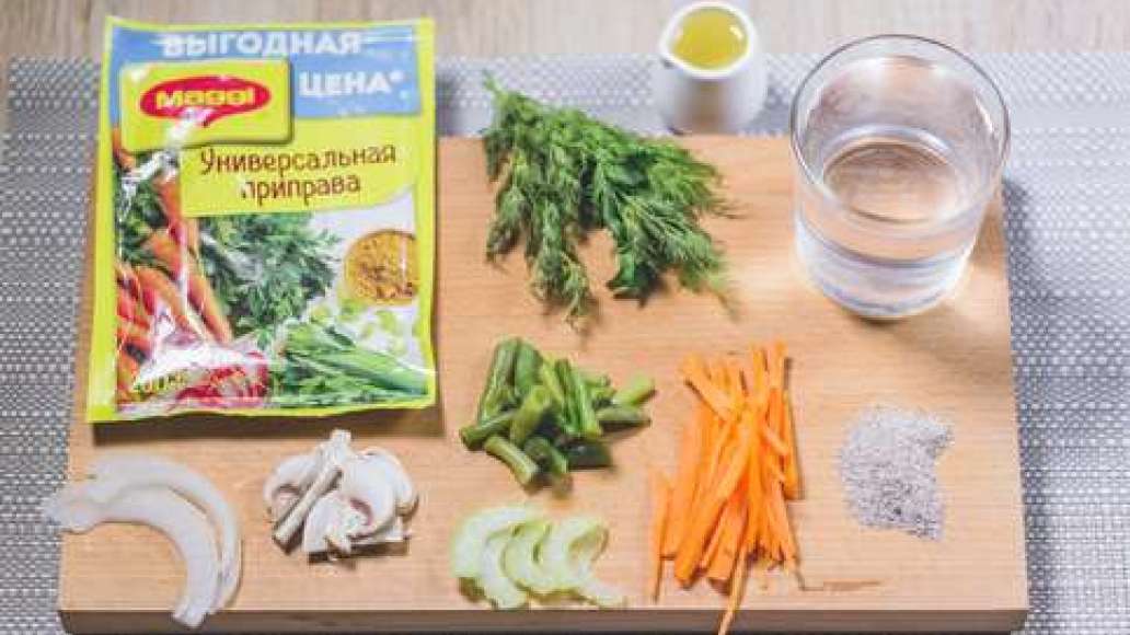 Грибы нарезать на пластинки. Фасоль разморозить и ошпарить кипятком. Лук и морковь соломкой. Сельдерей пластинками. Грибы нарезать на пластинки. Фасоль разморозить и ошпарить кипятком. Лук и морковь соломкой. Сельдерей пластинками.