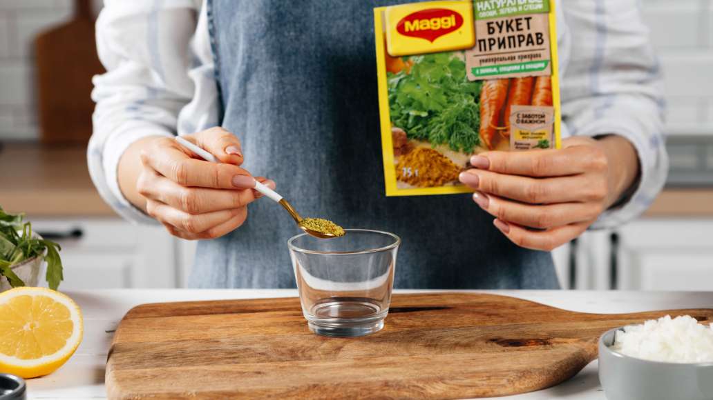 В отдельной ёмкости смешать горячую воду с MAGGI® Приправа универсальная Букет приправ, оставить на 3 минуты. В отдельной ёмкости смешать горячую воду с MAGGI® Приправа универсальная Букет приправ, оставить на 3 минуты.