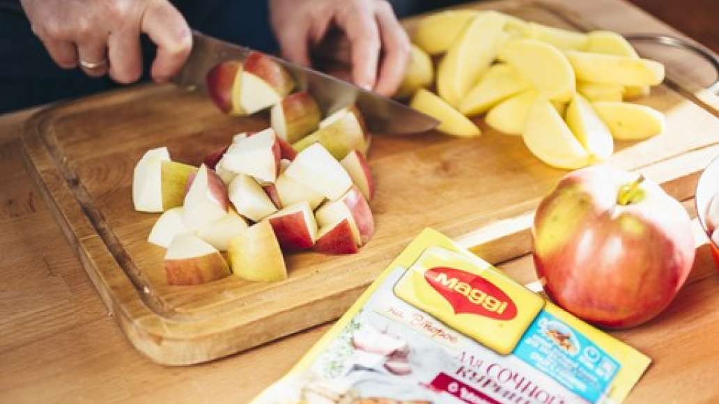 У яблок вырезать сердцевину, нарезать крупными кубиками.  
